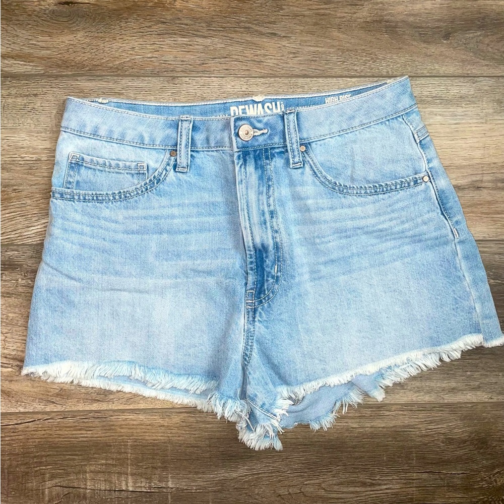 women’s light wash jean shorts
